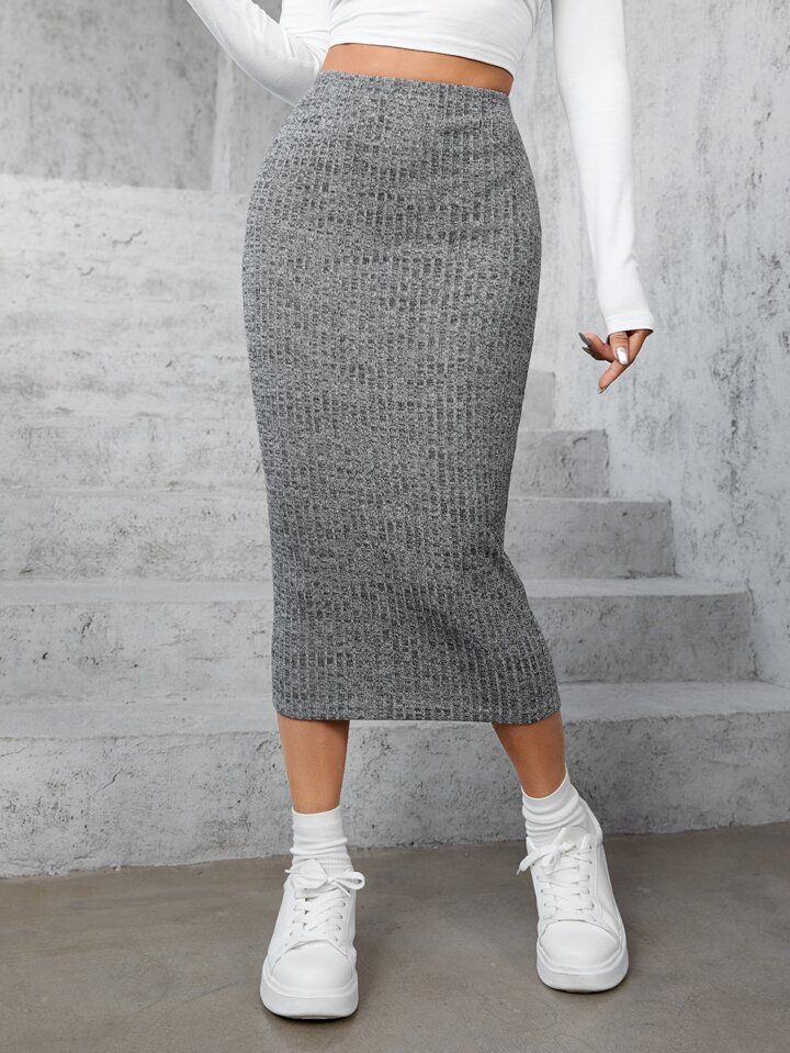 Grey Skirts Outfit, Grey Pencil Skirt Outfit, Knitted Skirt Outfit, Long Tight Skirt, Pencil Skirt Outfits Casual, Knit Skirt Outfit, Pencil Skirt Casual, Long Pencil Skirt, Spring Outfits Dresses