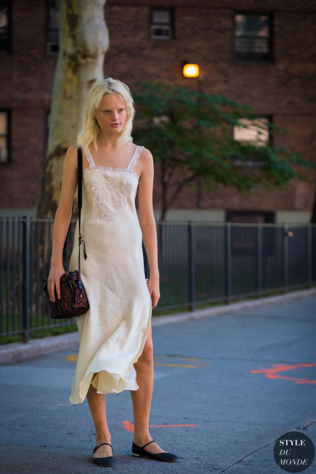 Nightgown Street Style, Cream Slip Dress Outfit, Slip Dresses Outfits, 90s Slip Dress Outfit, Vintage Slip Dress Outfit, Mini Slip Dress Outfit, White Slip Dress Outfit, Lace Slip Dress Outfit, Slip Dress Outfit Summer