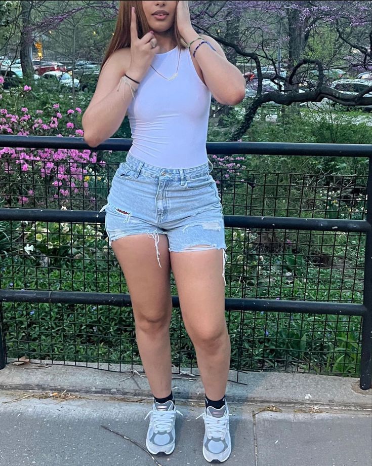 Baddie Soccer Outfits, Hot Weather Outfits For School Baddie, Blavk Girl Outfits Ideas, Activity Outfits For Women, Cute Trip Outfits, Tight Jorts Outfit Idea, Skirt Outfits Summer Black Women, Plain Outfit Ideas, Outfits For Six Flags