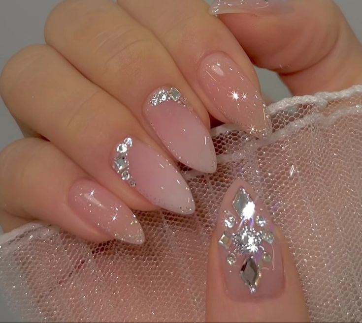 Oval Nails Inspiration, Aurora Nail Art, Bachelorette Nails, Champagne Nails, Elegant Touch Nails, Shapes 3d, Engagement Nails, Gold Glitter Nails, Nail Art Wedding