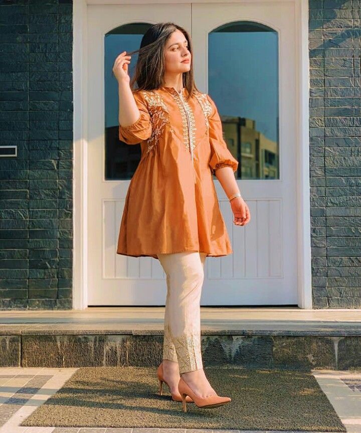 Pakistani Casual Dresses, Pakistani Fashion Casual, Stylish Short Dresses, Pakistani Dresses Casual, Pakistani Fashion Party Wear, Casual Wear Dress, Kurti Designs Party Wear, Sleeves Designs For Dresses, Simple Pakistani Dresses