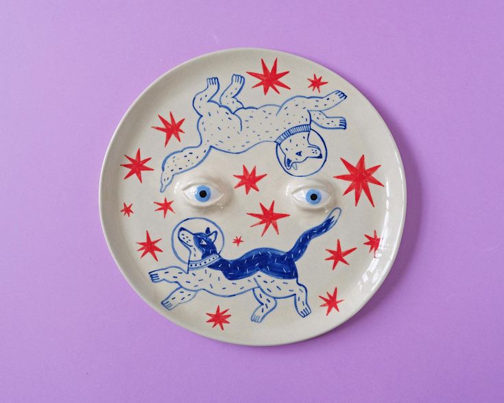 a plate with two eyes and stars on it