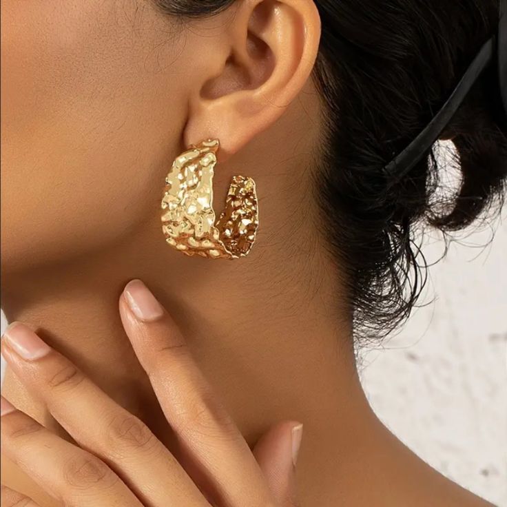 Brand New Women's Chunky Hammered Gold Semi Hoop Earrings Genuine 14k Gold Plated Sterling Silver 1.5" Tall 1" Thick Comfortable & Lightweight Retail Price $295 Buy With Confidence From A Trusted Seller With A 99%+ Feedback Rating! A0184 (Id-766-) Elegant Chunky Earrings For Gift, Elegant Chunky Hoop Earrings As Gift, Elegant Chunky Hoop Earrings For Gift, Hammered Hoop Earrings For Party, Elegant Hammered Hoop Earrings For Party, Chunky Hoop Jewelry, Chunky Hoop Earrings As A Gift, Chunky Small Hoop Jewelry, Hammered Hoop Jewelry