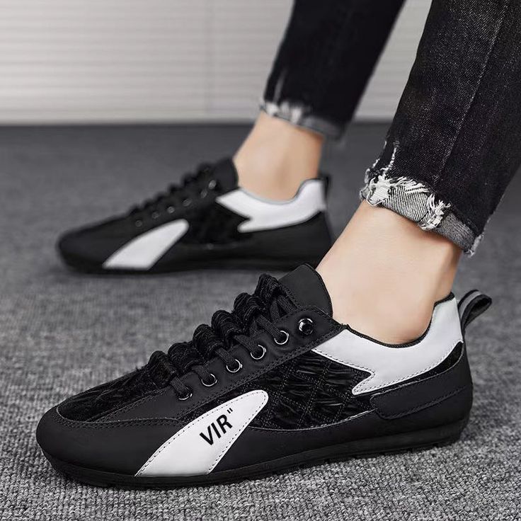 College Outfits Men, Slip Pattern, Masculine Style, Low Top Shoes, Basic Fits, Tenis Casual, Men's Sneakers, Mens Fashion Shoes, Walking Shoes