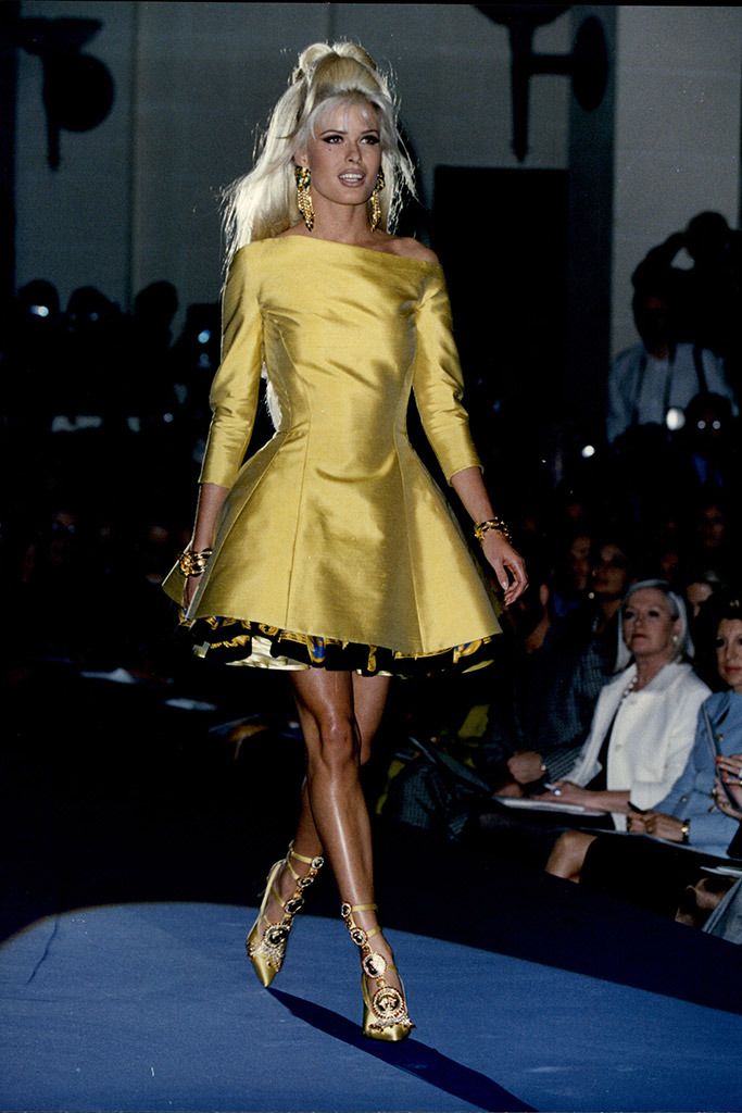 Versace Runway 90s, Iconic Runway Looks, Iconic Runway, Gianni Versace 90s, Versace Pattern, 1990s Dress, Red Knit Dress, Decades Of Fashion, Best Boots