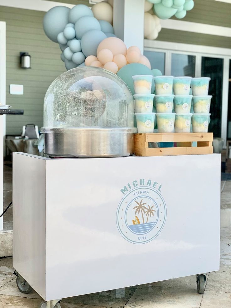 an ice cream stand with drinks on it