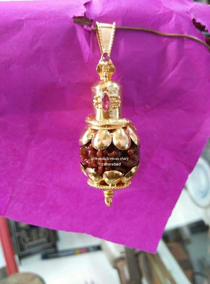 Shiv Locket, Rudraksha Jewelry, Gold Jewellery India, Antique Necklace Gold, Gold Pendants For Men, Rudraksha Bracelet, Chain Locket, Jewelry Necklace Simple, Silver Pooja Items