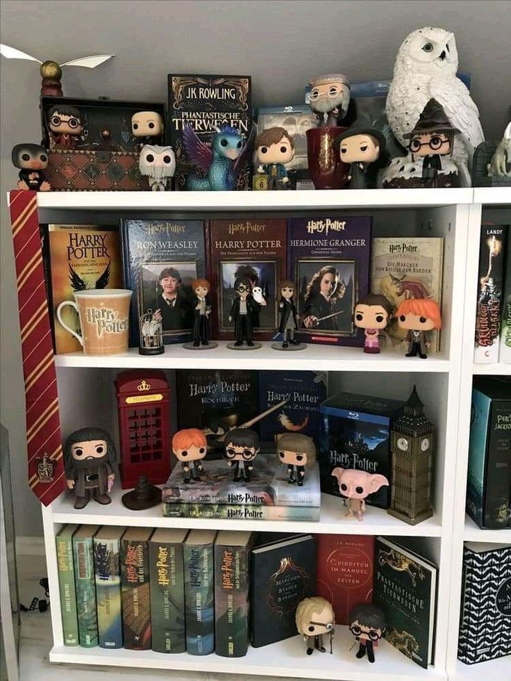 Whimsical Harry Potter, Funko Pop Display Ideas Harry Potter, Harry Potter Trinkets, Room Decor Ideas Harry Potter, Diy Room Decor Harry Potter, Harry Potter Collection Room, Room Inspo Harry Potter, Diy Harry Potter Room Decor, Aesthetic Harry Potter Room