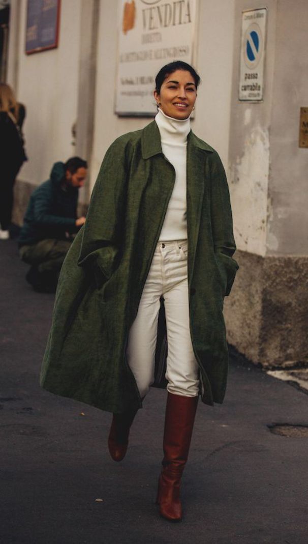 Forest green trench coat, cream on cream outfit, and riding boots - chic street style with an equestrian flare Trafford Centre, Fall Winter Looks, Caroline Issa, Street Style 2018, Green Trench Coat, Milan Fashion Week Street Style, Milano Fashion Week, Looks Street Style, Milan Fashion Weeks