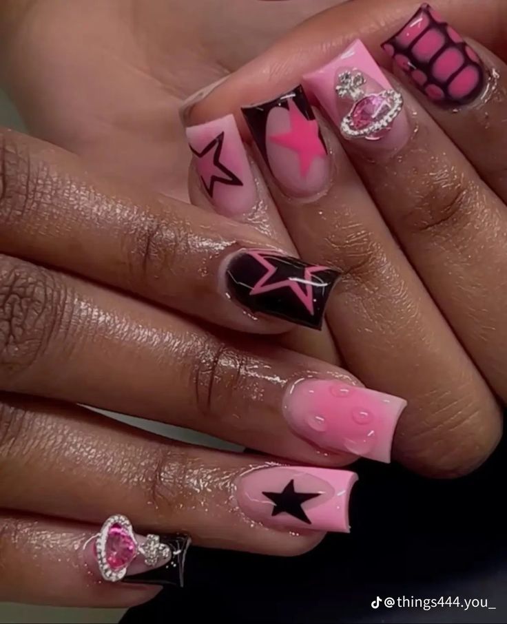 Short Design Nails Art Ideas, Acrylic Nail Ideas Black Women, Short Square French Nail Designs, Nail Art Freestyle, French Tip Nails With Design Pink, Short French Designs, Short Acrylic Nails Freestyle, Freestyle Short Acrylic Nails, Cool Nail Inspo 2024 Square