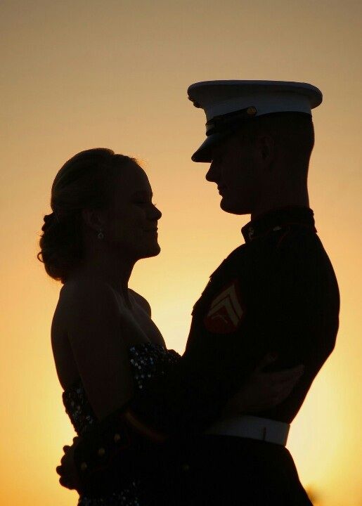 Love this photo Military Couple Pictures, Military Couple Photography, Navy Couple, Military Engagement Photos, Army Wedding, Marine Wedding, Marine Love, Military Photography, Army Couple