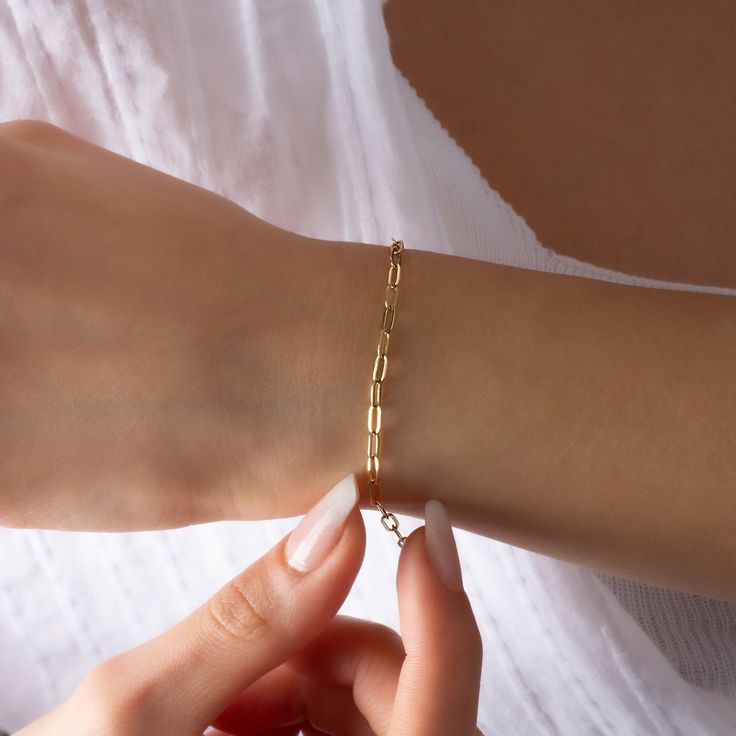 "14K Gold Paperclip Bracelet, Bold Link, Staple Chain, Rectangle Link, Elongated Link, Layering Chain, Mother's Day, Jewelry Gift Our product weighs 2.81 gr and the chain length is 17 cm. All of our products has the stamp \"585\" on them. (which states that this is real gold) Your products will be shipped with free shipping UPS express within 1-3 business days. Bracelet Size; o6 Inch: 15.20cm o6.5 Inch: 16.50cm o7 Inch: 17.80cm o7.5 Inch: 19.05cm o8 Inch: 20.30cm There may be +/- 0.15 change in Minimalist Oblong Paperclip Chain Jewelry, Modern Rectangular Gold Bracelet With Box Chain, Modern Jewelry With Rectangular Cable Chain, Gold Rectangular Jewelry With Bracelet Strap, Modern Paperclip Link Bracelet For Gift, Modern Link Paperclip Bracelet As Gift, Modern Oblong Chain Jewelry, Paperclip Chain Gold Bracelet As Gift, Minimalist Jewelry With Adjustable Oblong Chain