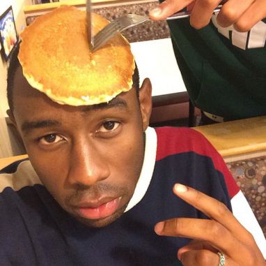 a man with a piece of bread on top of his head that says, when your best friend can't find a plate