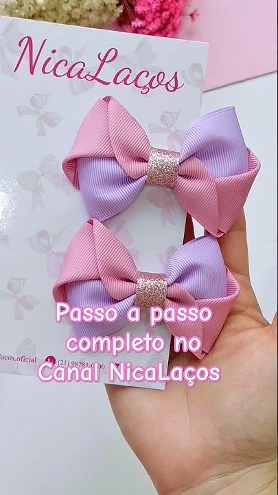 there is a hand holding two small bows in front of a card that says, passo a paso completeno canali nicalacos