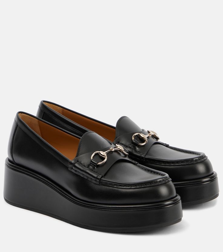 Horsebit leather wedge loafers in black - Gucci | Mytheresa Gucci Loafers Outfit, Gucci Wedges, Wedge Loafers, Gucci Horsebit, Designer Flats, Leather Brogues, Loafer Slippers, Loafers Style, Suede Loafers