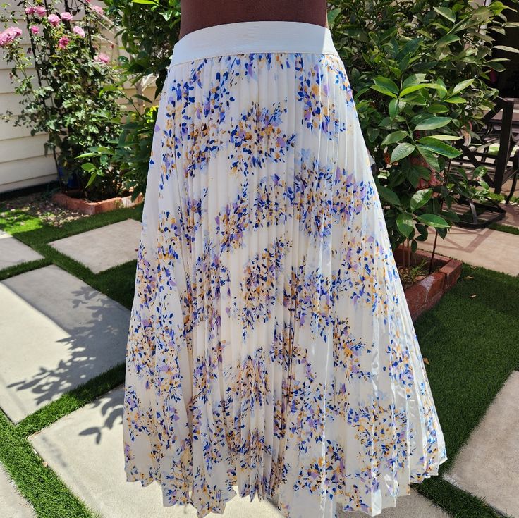 Vince Camuto Ladies Pleated Midi Skirt Spaced Garden Floral White Lined Xl White Midi-length Pleated Skirt For Spring, White Pleated Midi Skirt For Spring, Spring Floral Print Midi Pleated Skirt, Spring Floral Midi Pleated Skirt, Spring Floral Print Full Pleated Skirt, Spring Midi Maxi Skirt For Garden Party, Floral Print Tiered Pleated Skirt For Summer, Spring Garden Party Maxi Skirt With Lining, Spring Garden Party Lined Maxi Skirt