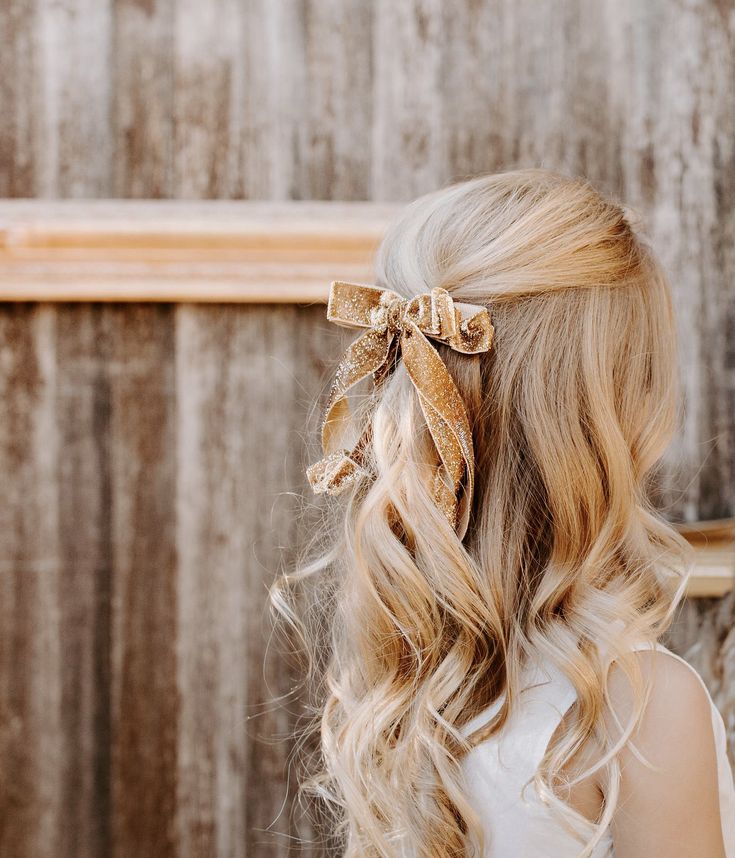 Velvet Ribbon Hair, Pageant Hair, Girl Hair Dos, Girls Hairstyles Easy, Birthday Hairstyles, Flower Girl Hairstyles, Peinados Fáciles Para Cabello Corto