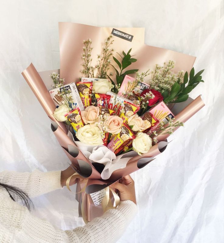 bouqet flowers with pocky and beng beng snack Diy Bouqet Snack, Bucket Beng Beng, Snack Flower Bouquet, Snack Bucket Gift, Bucket Pocky, Candy And Flower Bouquet, Bouquet Of Snacks, Pocky Bouquet, Snack Bucket Ideas