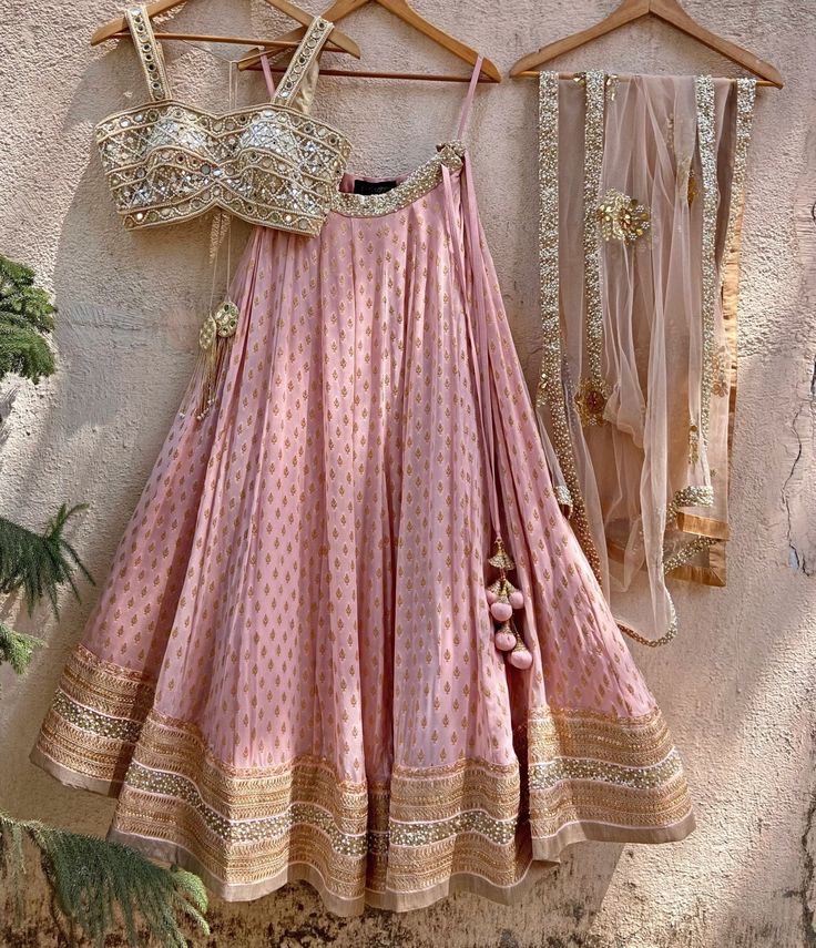 Blush Lehenga Set with Bustier Mirror work Blouse and Beige Dupatta Priti Sahni - Fabilicious Fashion Zardosi Dupatta, Beige Lehenga, Lehenga Ideas, Bridesmaids Outfits, Indian Wardrobe, Pearl Border, Simple Lehenga, Mirror Work Blouse, Georgette Lehenga