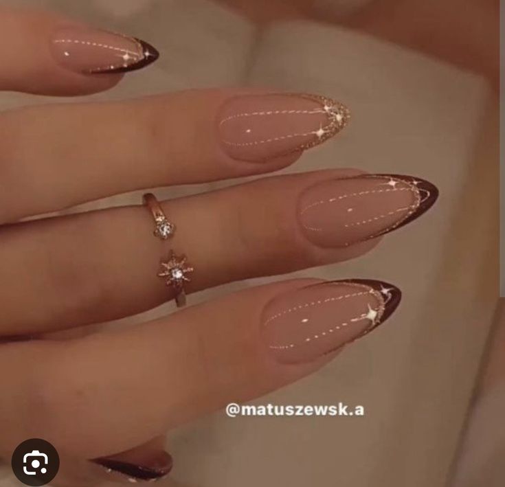 New Years Nail Designs Coffin Shape, Almond New Years Eve Nails, New Year Nails Almond Shape, Gel Nail New Years Designs, New Years Nails Short Almond, Short Nails For New Years, Pointy Short Nails, Pointy Almond Nails Short, Almond New Years Nails