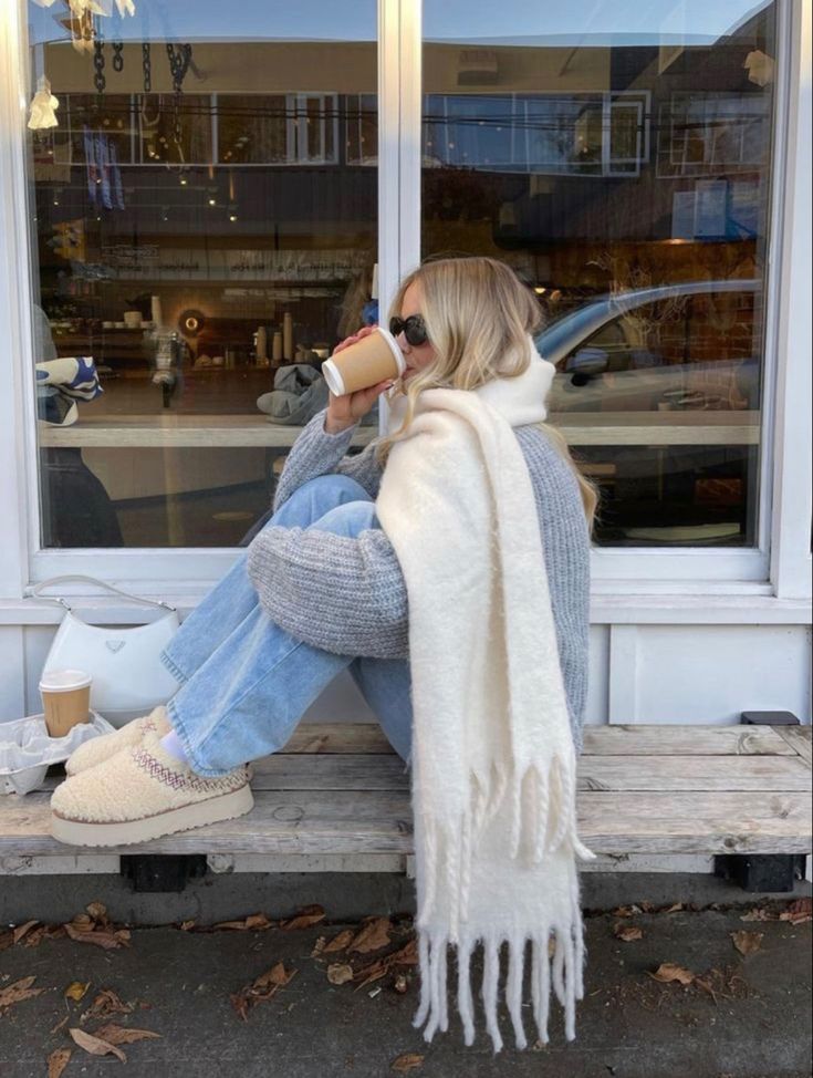 Chunky scarf winter fall outfit Winter Mode Outfits, Latina Outfits, Looks Country, Skandinavian Fashion, Scarf Outfit, White Scarf, Cold Outfits, Uggs Outfit, Looks Party