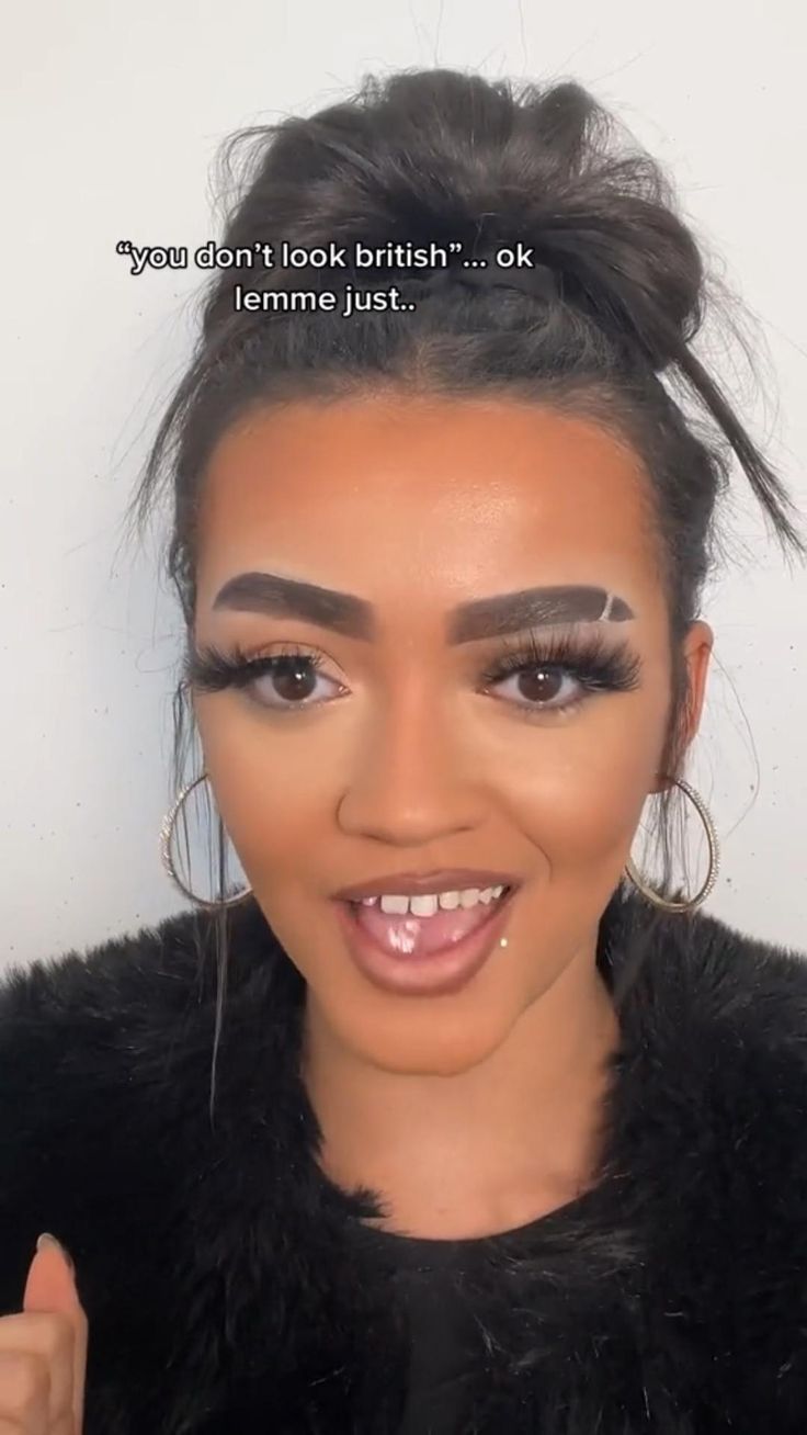 British Girl Makeup, Chav Makeup Look, British Makeup, Cool Makeup, British Girl, Makeup Tiktok, Makeup Humor, Halloween Tattoo, Cool Makeup Looks