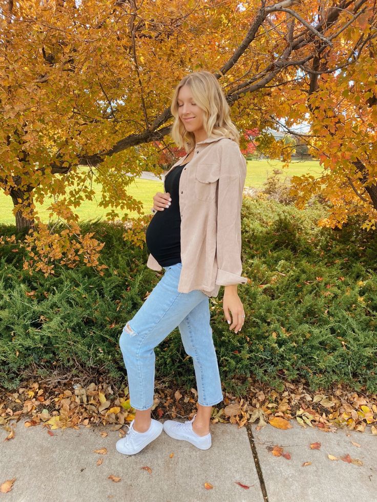 Boyfriend Jeans Maternity Outfit, Outfit Ideas Pregnant Winter, Fall Maternity Outfits Jeans, Jean Pregnancy Outfits, Maternity Outfits Jeans, Pregnant Jeans Outfit, Pregnancy Jeans Outfits, Midsize Pregnancy, Maternity Jeans Outfit