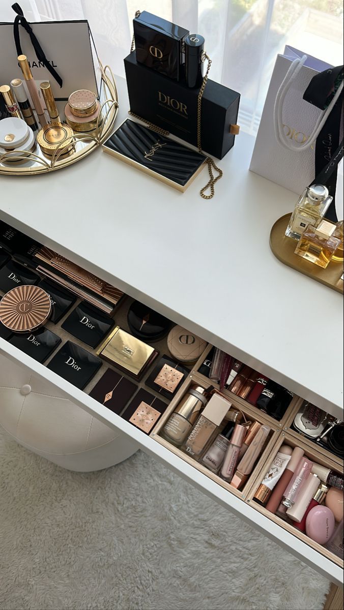 Luxury Makeup Vanity, Rangement Makeup, Vanity Organization, Luxury Lifestyle Dreams, Makeup Room, Dream Apartment, Luxury Makeup, Beauty Room, Makeup Vanity