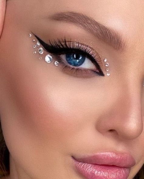 Rinstonestone Makeup, Silver Face Jewels, Eyeliner With Jewels, Crystal Eye Makeup Rhinestones, Crystals On Eyes Makeup, Diamonds On Makeup, Jewel Eye Look, Make Up Jewels Eyes, Jewels On Face Rhinestones