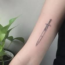 Riptide Tattoo Percy Jackson, Subtle Percy Jackson Tattoo, Riptide Tattoo, Tatuagem Percy Jackson, Percy Jackson Tattoo, Tattoo Kiss, Fandom Tattoos, Trident Tattoo, Bookish Tattoos