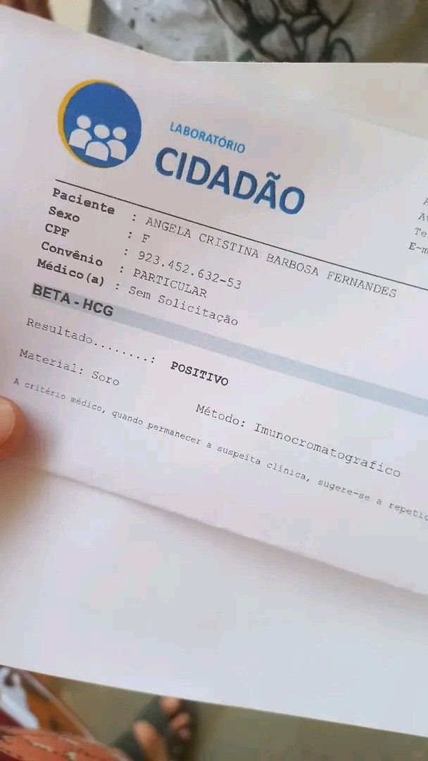 a person holding up a piece of paper with the name cidadao written on it