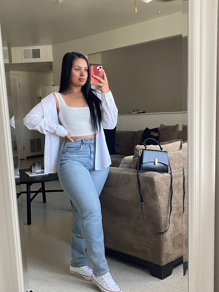 Outfit Ideas For Mom Jeans, Mom Jeans Outfit Crop Tops, Mom Jeans School Outfits, American Eagle Curvy Jeans, White Mom Outfits, Outfits With American Eagle Jeans, Mom Jeans Outfit For School, Cute Mom Jeans Outfit Summer, Mom Jean Outfits Summer