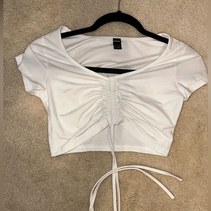 Never Worn Shein White Crop Top. Perfect For Summer Tops Cortos Aesthetic, Teen Crop Tops, Cute Summer Shirts, College Wardrobe, White Crop Tops, Summer Crop Top, Tops Shein, Prom Makeup Looks, Crop Top Designs