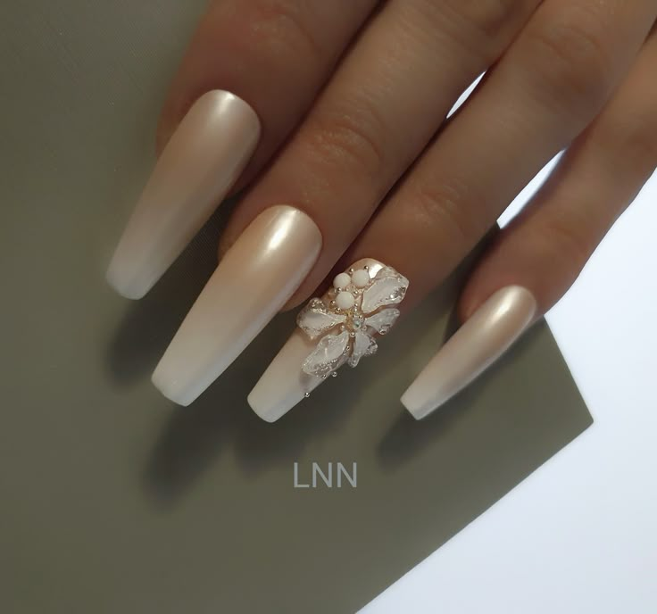 Pearl Ombre Nails, Glitter Ombre Nails Coffin, Bride Nail Designs, Unique Wedding Nails, Classy Ombre Nails, Beige Ombre Nails, Holiday Ombre Nails, Ombre Glitter Nails, Champagne Nail Designs