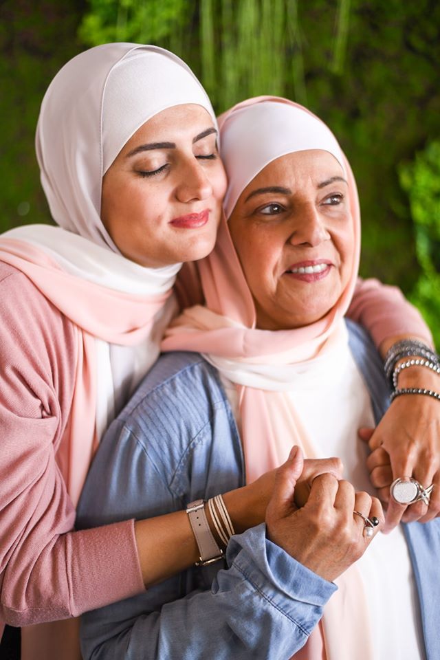 Hijab Family Photoshoot, Eid Family Photoshoot, Hijab Sisters, Mom And Daughter Islamic Pic, Mother's Pic, Mother And Daughter Hugging, Manhattan Fashion, Jumma Mubarak Beautiful Images, Mother Daughter Photoshoot