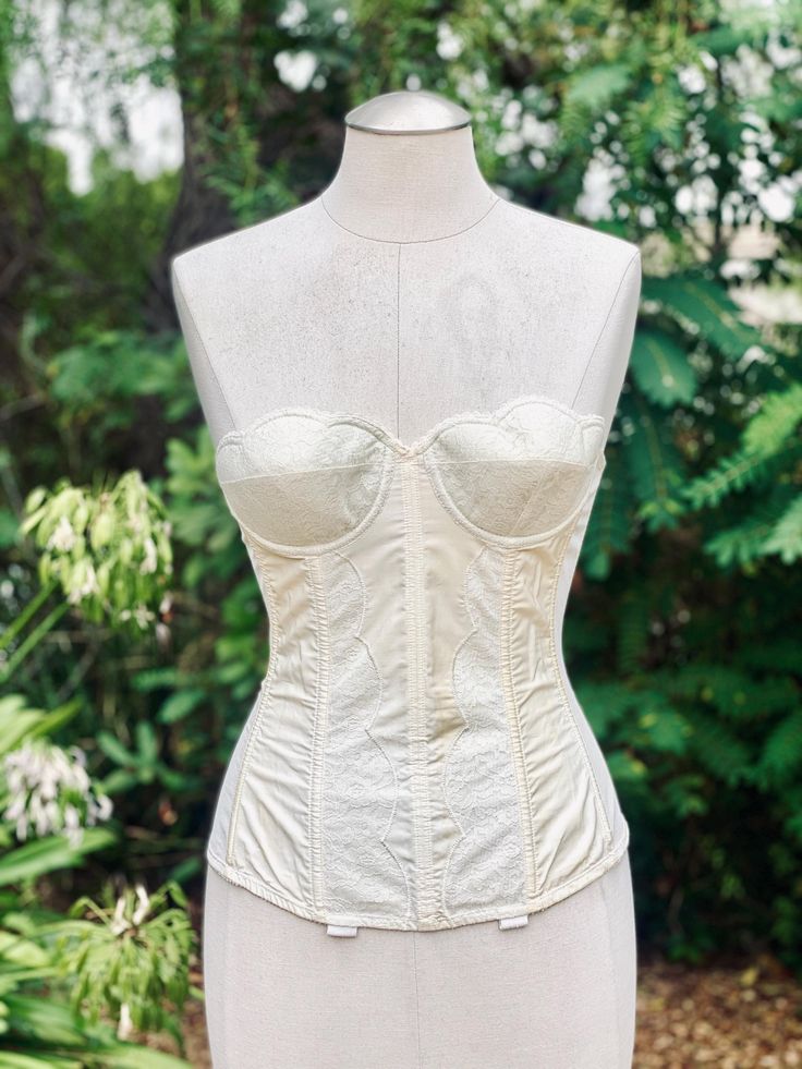 Pretty Vintage White Scalloped Corset from the 1950's. There is a lace pattern on the scalloped design of the bustier corset. Such a pretty top for an intimate addition to your outfit. Dancer Costume, Scalloped Design, Corset Bustier, Pretty Top, Corset Lingerie, Bustiers, Book Decor, Lace Pattern, Corsets