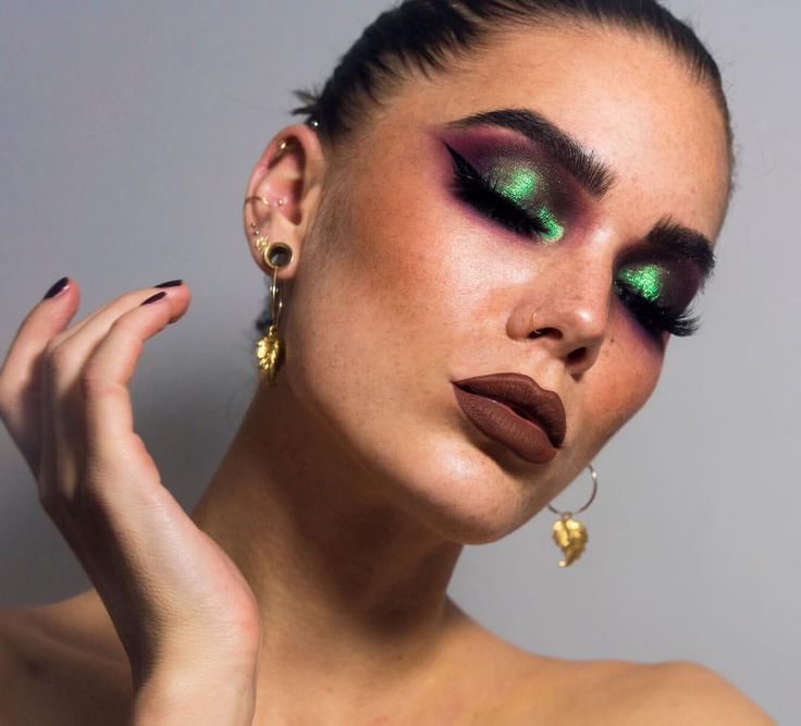 Linda Hallberg on Instagram: “Green and purple together is such a great combination 🤤 Eyes are @hudabeauty Amethyst Obsessions, @lindahallbergcosmetics Enchanted Secrets…” Make Up Kits, The Best Foundation, Linda Hallberg, Magical Makeup, Best Makeup Brushes, Makeup Brush Kit, Purple Makeup, Cheap Makeup, Green Makeup