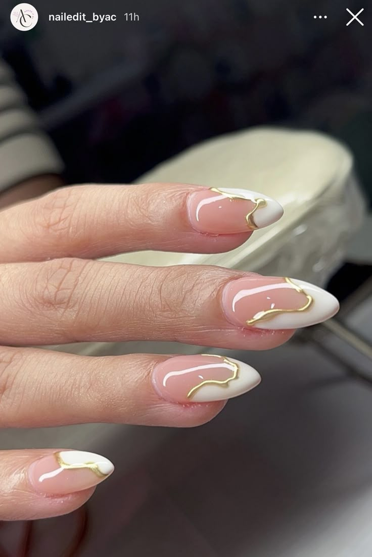 Summer Gold Nails, Nails Inspo Almond Shape, Vacation Nail Inspo 2024, Nails With Gold Accent, Golden Nails Designs, Chrome Summer Nails, Summer Chrome Nails, White Chrome Nails, Blue Chrome Nails