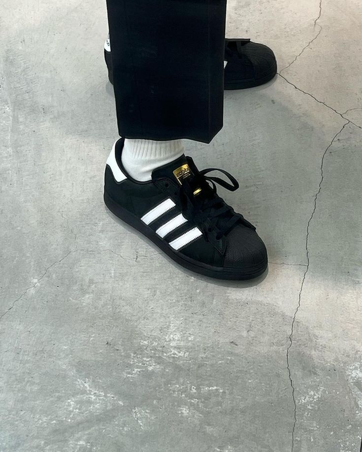 Adidas Black Superstar Outfit, Superstar Black Outfit, Adidas Superstar Outfit Men, Adidas Superstar Outfit, Superstar Outfit, Adidas Superstar Black, Grunge Shoes, Black Superstar, 90s Fashion Men