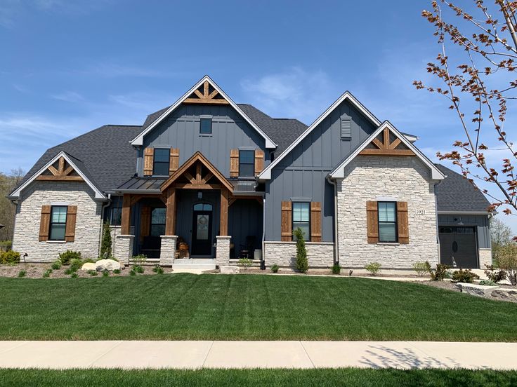 a large house that is in the grass