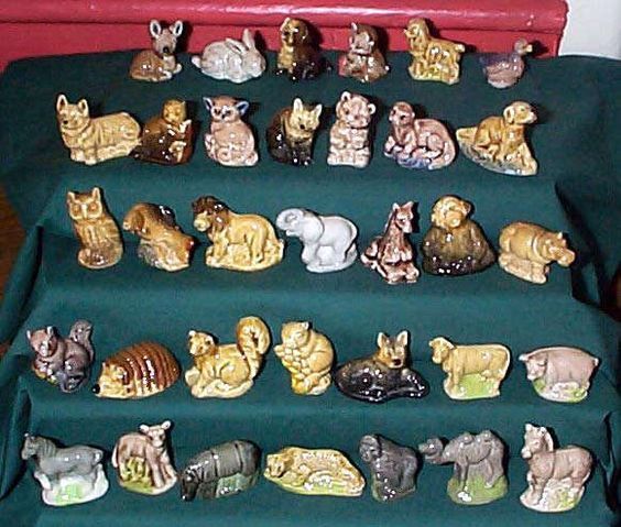 there are many small figurines on the green tablecloth in front of each other