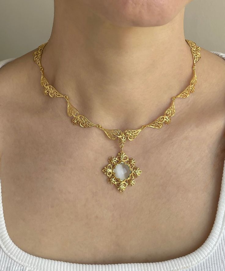 Gold Mother of Pearl Silver Choker Vintage Necklace, 925 Sterling Gold Plated Handmade Victorian Filigree Floral Jewelry, Edwardian Necklace - Etsy Bridgeton Accessories, Filigree Gold Jewellery, Vintage White Gold Necklace, Vintage Necklace Aesthetic, Vintage Jewelry Aesthetic, 1800s Jewelry, Thigh Jewelry, Antique Jewelry Victorian, Edwardian Necklace