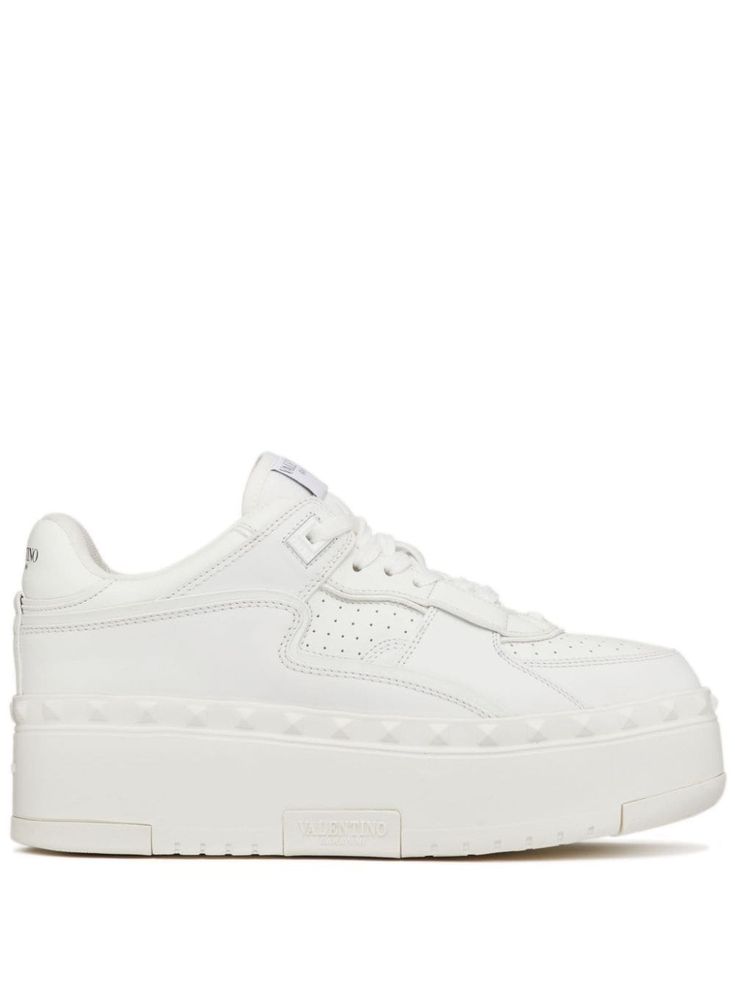 white calf leather panelled design signature Rockstud detailing perforated detailing raised logo detail round toe front lace-up fastening logo patch at the tongue branded heel counter branded insole flatform rubber sole Valentino Garavani Sneakers, Top Designer Brands, High End Fashion, Sneakers White, Boys Shoes, Leather And Lace, Leather Sneakers, Valentino Garavani