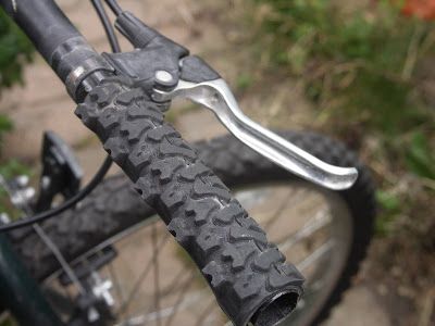 a close up view of the front end of a mountain bike's handlebars