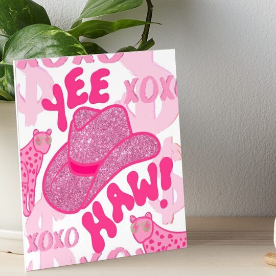 a pink cowboy hat and giraffes with the words yee xoxo kaw on it