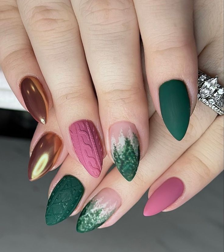 Designs On Natural Nails, Glittery Nail Designs, Glittery Nail, Emerald Green Sweater, Emerald Nails, Fancy Nail Art, Holiday Nails Christmas, Glittery Nails, Minimalist Nail Art