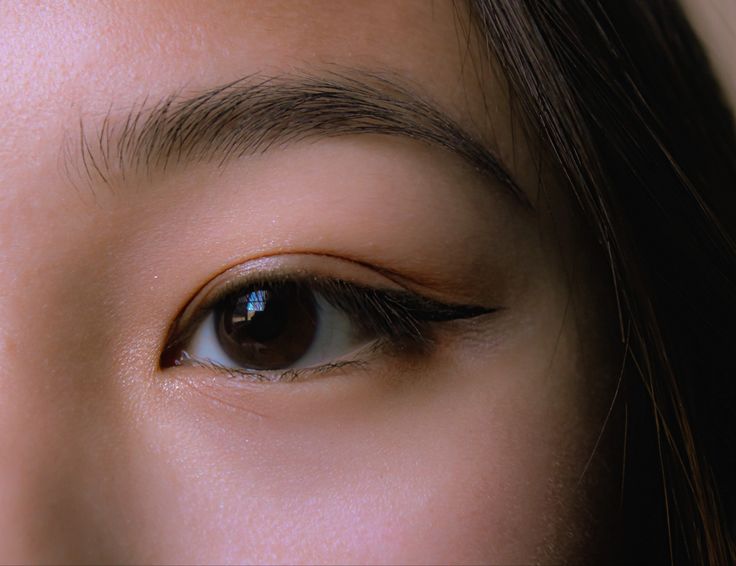 Brown Asian Eyes Aesthetic, Brown Eyeliner Asian, Brown Asian Eyes, Brown Eyes Asian, Epicanthic Fold Aesthetic, Epicanthic Fold, Simple Holiday Makeup, Brown Eyeshadow Looks, Shimmery Makeup