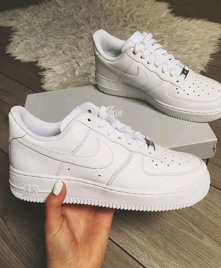 White Sneakers Aesthetic, White Shoes Aesthetic, Shoes Nike White, Nike Air Force White, White Sneakers Nike, White Forces, Best White Sneakers, Shoes For School, Air Force Shoes