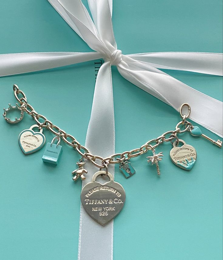 Tiffany Co Charm Bracelet, Tiffany’s Charm Bracelet, Tiffany And Co Charms, Jewellery Tiffany And Co, Tiffany And Co Outfit Ideas, Tifanny And Co Aesthetic, Tiffany And Co Accessories, Tiffany And Co Bracelet Aesthetic, Tiffany And Co Bracelets