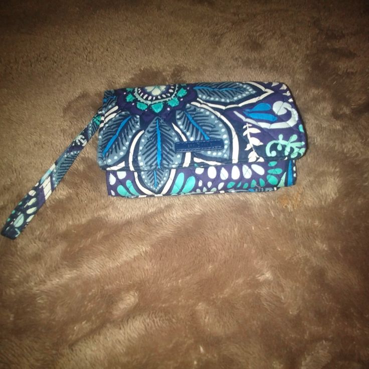 Nwot Vera Bradley Wristlet. Snap Closure On Both Sides. Front Pocket On One Side With A Zipper Pocket Right Behind. Opens Up To A Bill Holder, Five Card Slots In The Middle, Five More On The Left, And One Long Slot On The Right. Very Bold And Vibrant Color. Very Nice!! Wristlet Patterns, Paisley Quilt, Bill Holder, Wrist Wallet, Vera Bradley Wallet, Vera Bradley Purses, Wallet Pattern, Envelope Bag, Wristlet Wallet